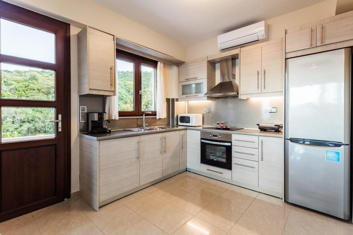 Villa Armonia - Beachfront Majestic Retreat Petalídhion 외부 사진